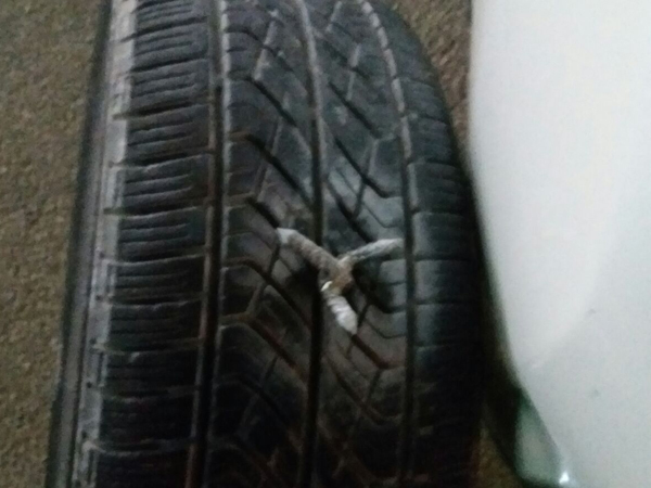 גלגל מנוקב של אחד מאוהדי מכבי ת"א