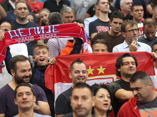 יודע להרעיש. הקהל בבלגרד (getty)