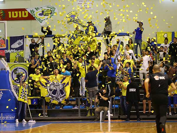 האוהדים של אשדוד. לא רווים נחת בינתיים (צילום: מנהלת הליגה)