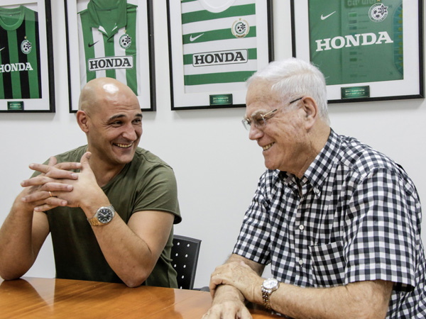 מקבל מחמאות. אלאך (האתר הרשמי של מכבי חיפה)