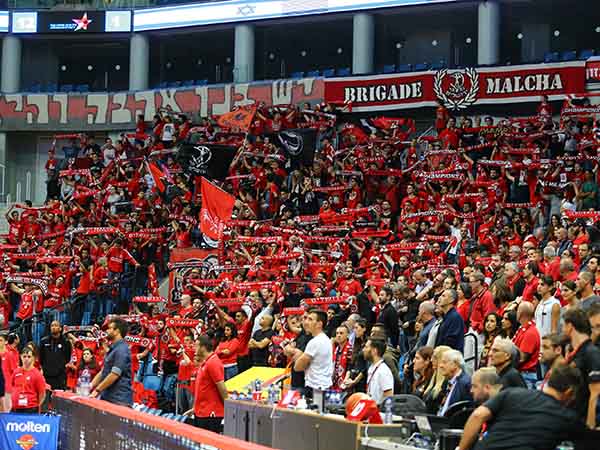 אוהדי הפועל ירושלים חלוקים (באדיבות מנהלת הליגה)