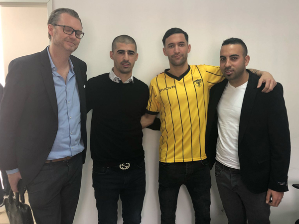 בויסן במעמד החתימה (צילום: בית"ר ירושלים)