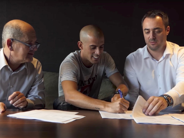 בן חיים במעמד החתימה. כבר בינואר יעזוב? (האתר הרשמי של ספרטה)