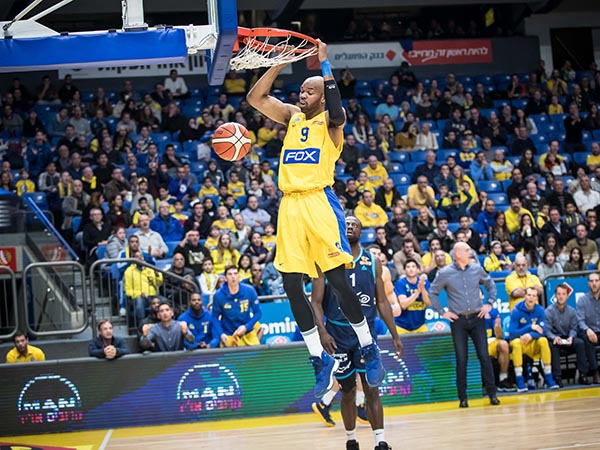 קרוב לטבעת. טיוס (מנהלת הליגה)