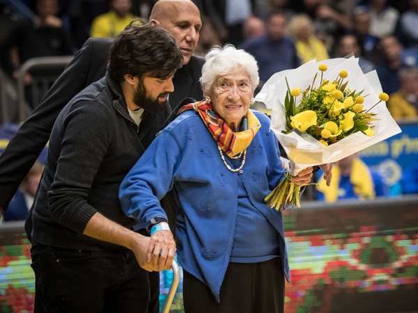 הרבה כבוד לאוהדת הוותיקה, גלדיס סוויט, שחגגה 100 שנים (צילום: עודד קרני)
