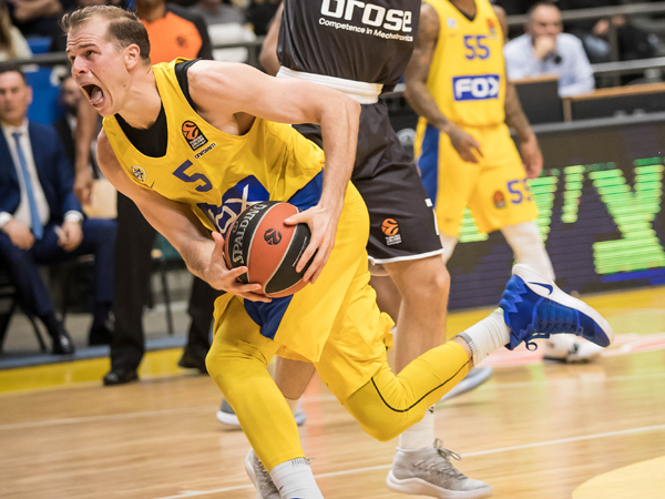 מייקל רול היה בכל מקום על המגרש (צילום: עודד קרני)