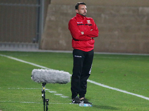 לא ימשיך על הקווים. קרלוס (יוסי שקל)