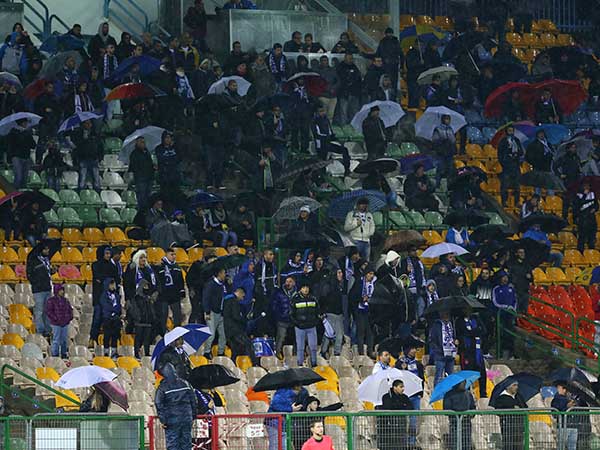 הקהל הכחול הגיע למרות הגשם (לירון מולדובן)