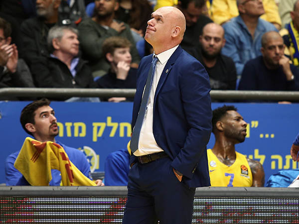 לא קל להיות מאמן, אבל בשביל זה משלמים לספאחיה. לא? (אלן שיבר)