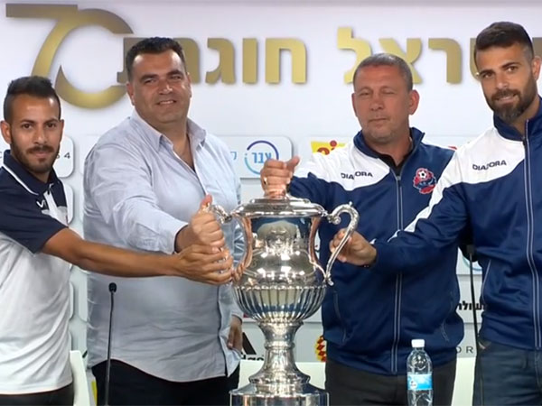 ארבע קבוצות בעקבות התואר הנכסף