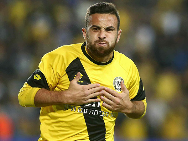 עשה צחוק מההגנה של תל אביב. סבע (אלן שיבר)