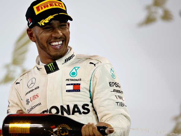 לואיס המילטון הוציא מים מהסלע עם נהיגה שקולה ונכונה