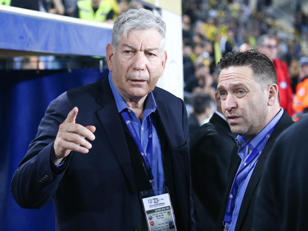 שחקני הפועל חיפה פינטזו על הפרמיות של יואב כץ (דני מרון)