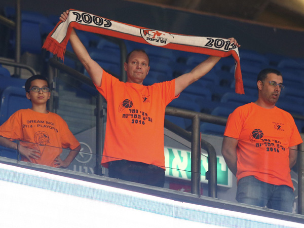 הנציגות של הכתומים ביציע (צילום: אלן שיבר)