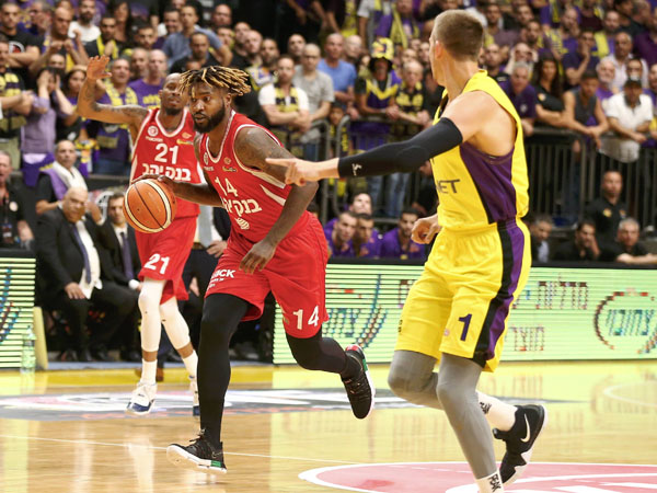 האוול. פתיחה קצבית מאוד בשני צידי המגרש (אלן שיבר)