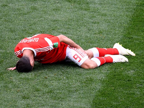 דזגוייב שרוע על הדשא. חוסר מזל (getty)