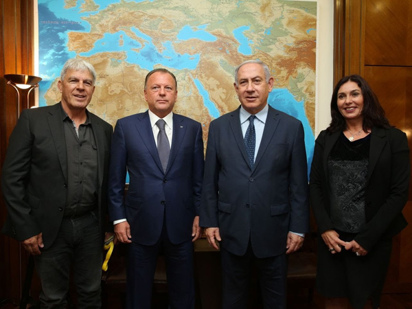 רה"מ נתניהו, השרה רגב ויו"ר האיגוד בישראל, משה פונטי, עם יו"ר האיגוד העולמי, מריוס ויזר (צילום: מירי שמעונוביץ')