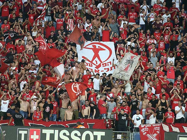 רוצים להמשיך להנציח את חודורוב ז"ל. אוהדי הפועל ת"א (אלן שיבר)