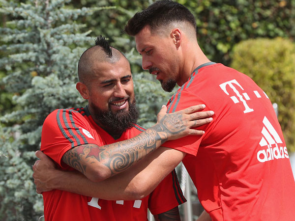 חיבוק פרידה. וידאל סיכם בברצלונה (getty)