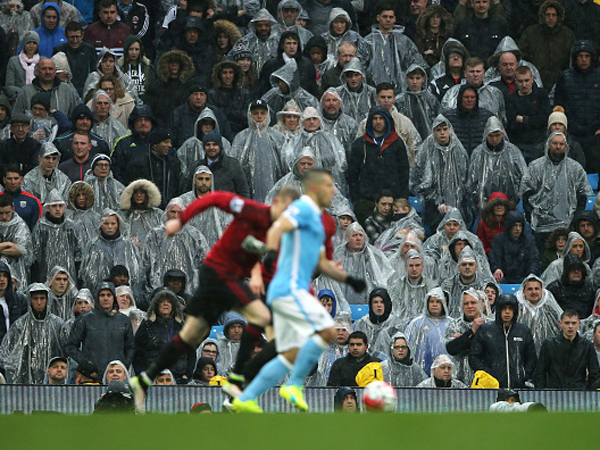 חסכו מקלחת. האוהדים הרטובים של מנצ'סטר סיטי (Getty)