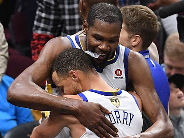 כמה חשק יש להם לעונה הסדירה? סטף ו-KD (צילום: Getty