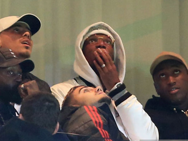 צפה במשחק מהיציע. פוגבה (getty)