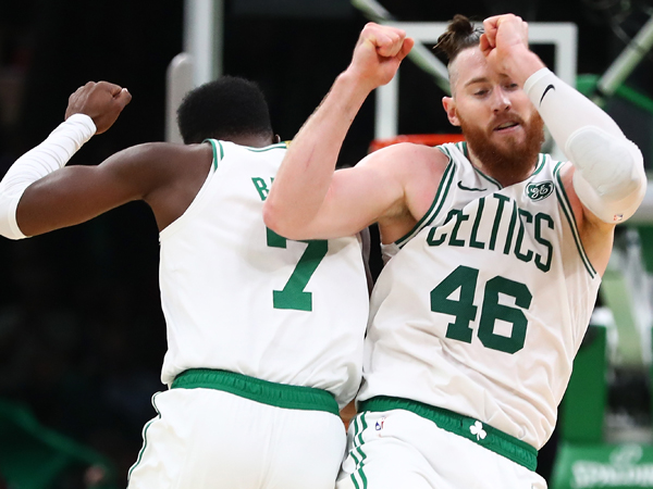 כל כך מגוונים, כל כך ביחד. ביינס ובראון חוגגים ב-TD גארדן (getty)