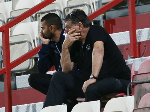 שום. נראה מודאג