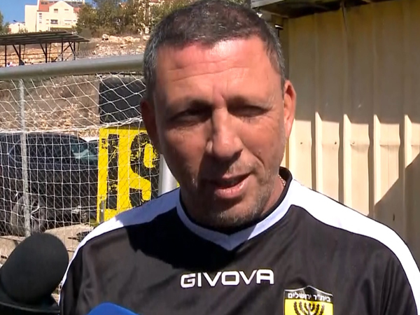 קלינגר מחוייך. לא מתרגש מהביקורת