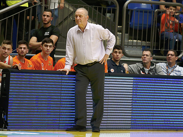 "אי אפשר להחליף חצי קבוצה, את המאמן כן" (אלן שיבר)