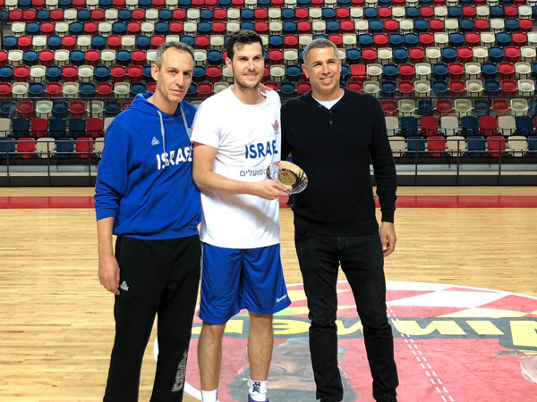 גיא פניני מקבל מגן הוקרה על 150 הופעות בנבחרת