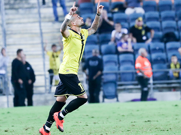 הופעת בכורה בהרכב. בוזגלו (דני מרון)