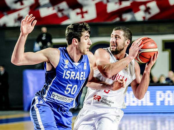 זוסמן מנסה לעשות הגנה (FIBA)