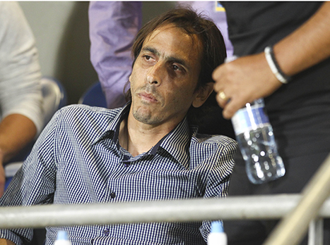 הכדור בידיים שלו. בניון (אלן שיבר)