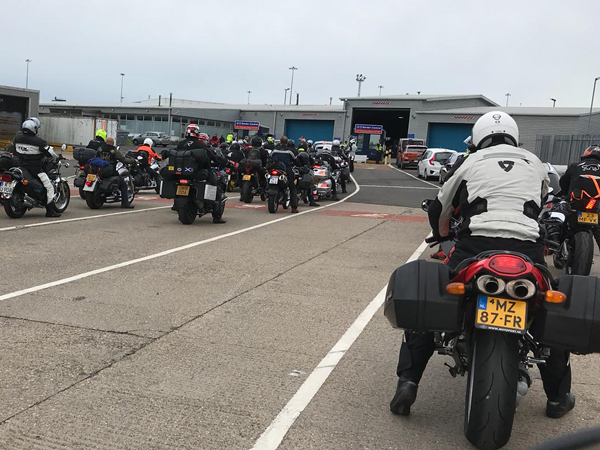 החתמת דררכונים ואופנועים בכניסה לסקוטלנד