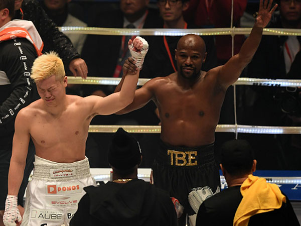 למזלו, זה לא יחשב. נסוקאווה ומייוות'ר (getty images)