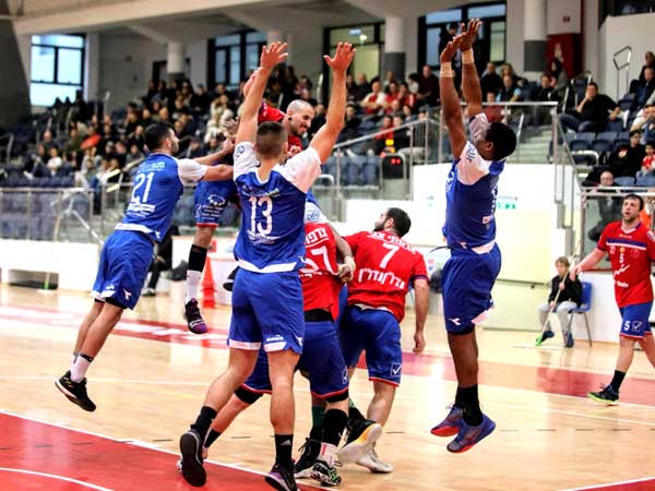 ההתמודדות הצמודה בין הפועל ראשל"צ לחולון (הדר ואן קולא, איגוד הכדוריד)