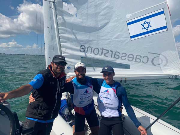 ניתאי חסון וטל הררי עם מאמנם יוגב יוסף (איגוד השייט)