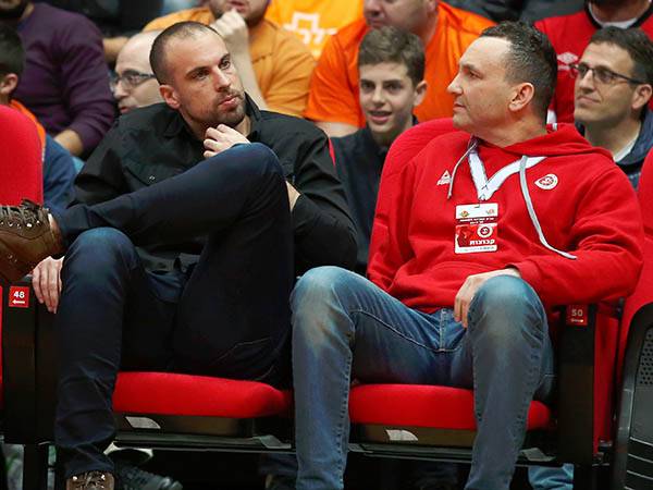 הלפרין נהנה מהספסל (אלן שיבר)