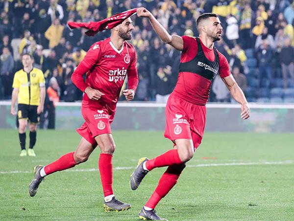 עאבד חוגג לעיני אוהדי בית"ר (צילום: דני מרון)