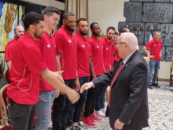 הנשיא ריבלין עם שחקני י-ם