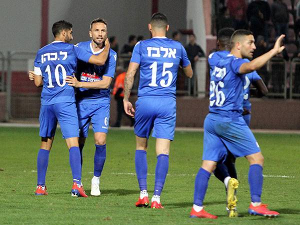 שחקני פתח תקוה חוגגים. קרובים להבטיח עונה נוספת בליגת העל (סוכנות ג'יני)