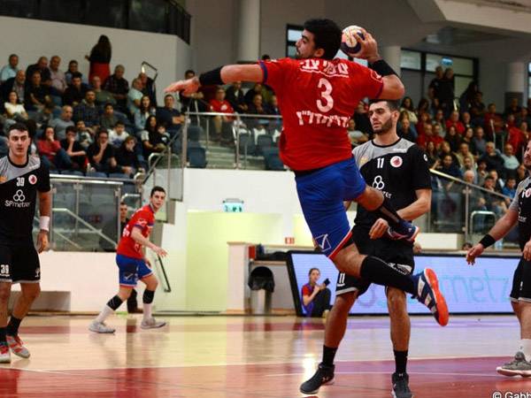 ינצחו בדרבי האדומות? דניאל שקלים במפגש הקודם (איגוד הכדוריד)