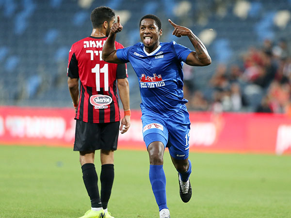 תלויה בעצמה. פ"ת (יוסי שקל)