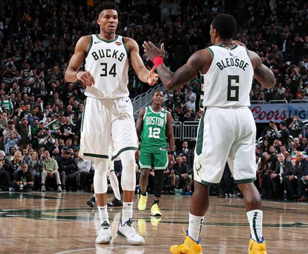 בלי שום בעיות. יאניס (צילום: Nathaniel S. Butler/NBAE via Getty Images)