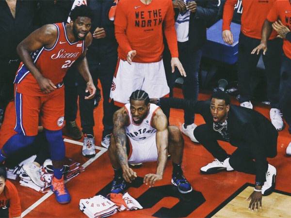 מעל הידיים של אמביד (צילום: Vaughn Ridley/Getty Images)