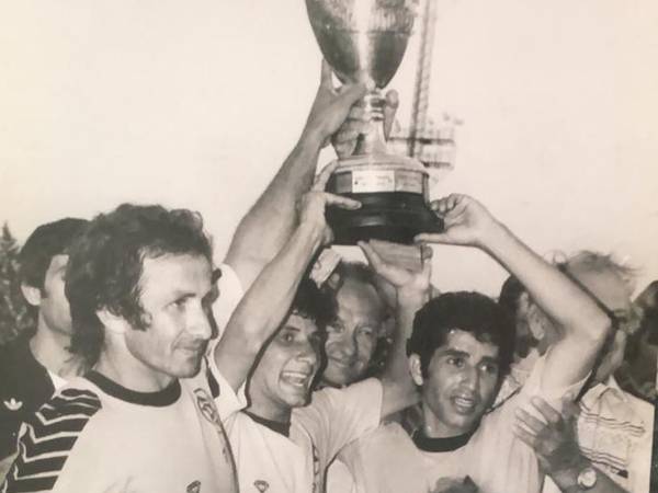 גזל עם הגביע (באדיבות צביקה בן יעקב)