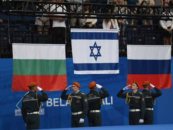 דגל ישראל מורם, גאווה במינסק (צילום: עמית שיסל, באדיבות הוועד האולימפי בישראל)