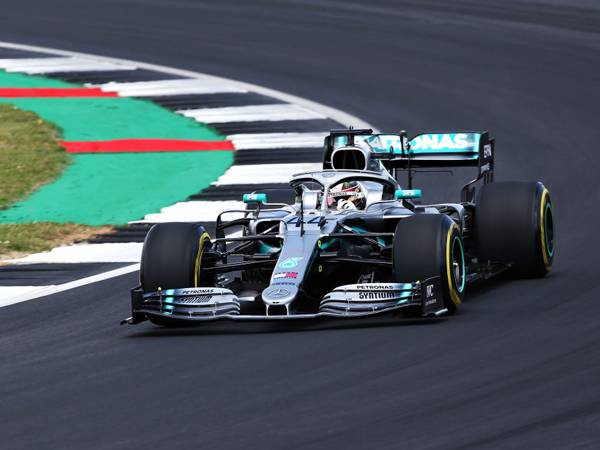 לואיס המילטון. ממשיך לחגוג והפעם על קרקע ביתית (צילום: Getty)