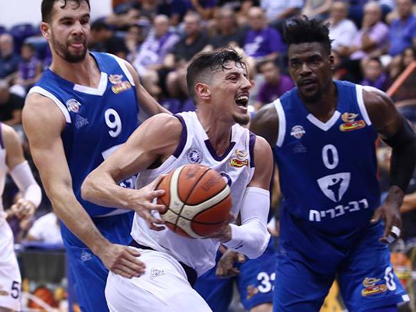 זיו. בודק אופציות באירופה (מנהלת הליגה)